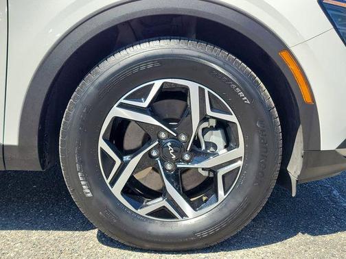 Snow White Pearl 2024 Kia Sportage LX