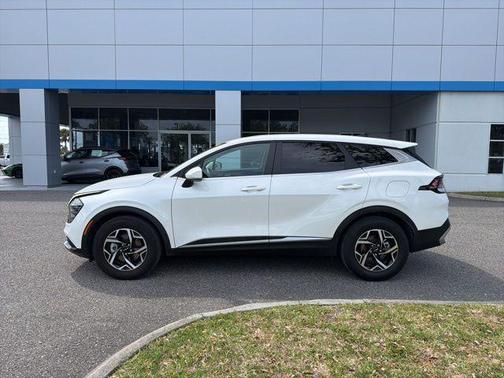 Snow White Pearl 2024 Kia Sportage LX