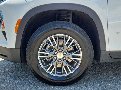 Summit White 2026 Chevrolet Traverse LT