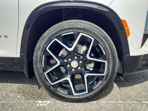 Iridescent Pearl Tricoat 2025 Chevrolet Traverse High Country
