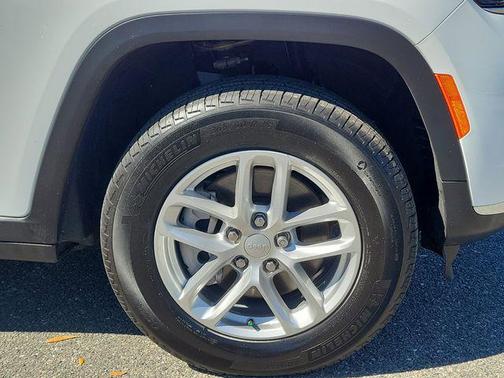 Bright White Clearcoat 2024 Jeep Grand Cherokee L Laredo