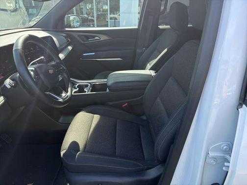 Summit White 2025 Chevrolet Traverse LT