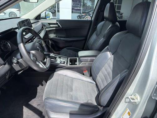 Alloy Silver Metallic 2024 Mitsubishi Outlander SE
