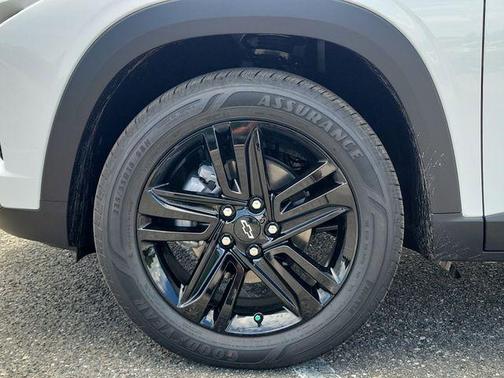 Summit White 2026 Chevrolet Trax FWD ACTIV
