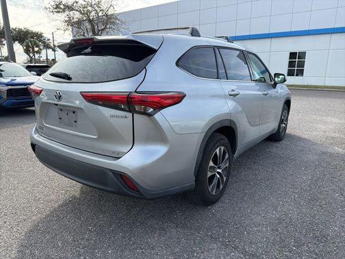 2022 Toyota Highlander Hybrid XLE