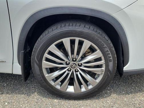 Pearl 2022 Toyota Highlander Hybrid Platinum