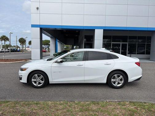 Summit White 2024 Chevrolet Malibu FWD 1LT