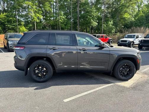 Baltic Gray Metallic Clearcoat 2026 Jeep Grand Cherokee Altitude