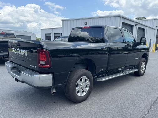 Diamond Black Crystal Pearlcoat 2026 RAM 2500 Big Horn Crew Cab 4x4 6'4' Box