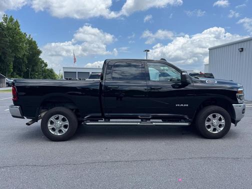 Diamond Black Crystal Pearlcoat 2026 RAM 2500 Big Horn Crew Cab 4x4 6'4' Box