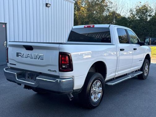 Bright White Clearcoat 2026 RAM 2500 Big Horn Crew Cab 4x4 6'4' Box