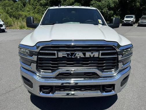 Bright White Clearcoat 2026 RAM 2500 Tradesman Crew Cab 4x4 6'4' Box