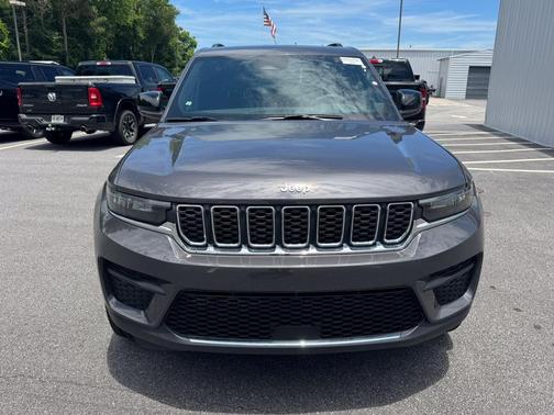 Baltic Gray Metallic Clearcoat 2024 Jeep Grand Cherokee Laredo