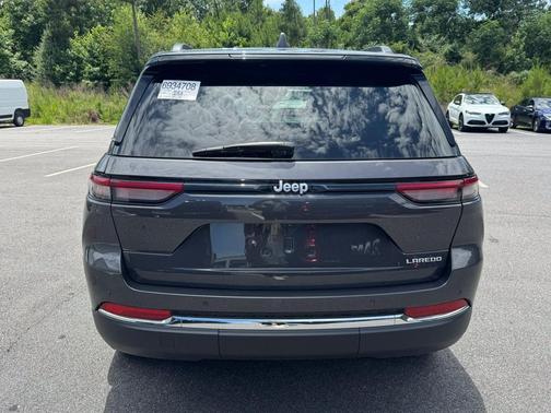Baltic Gray Metallic Clearcoat 2024 Jeep Grand Cherokee Laredo
