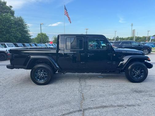 Black Clearcoat 2026 Jeep Gladiator 85th Anniversary Edition 4x4