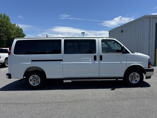 Summit White 2025 GMC Savana 3500 RWD 3500 Extended Wheelbase LT