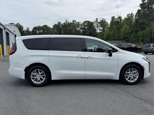 Bright White Clearcoat 2027 Chrysler Pacifica L