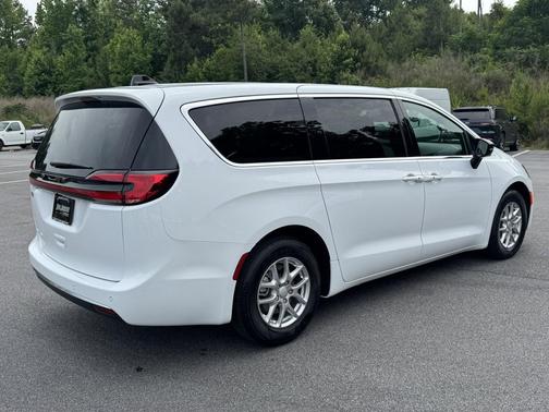 Bright White Clearcoat 2027 Chrysler Pacifica L
