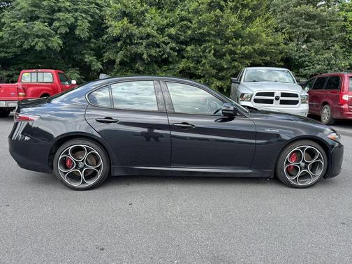 Vulcano Black Metallic 2024 Alfa Romeo Giulia Veloce AWD