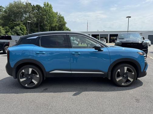 Arctic Ice Blue Metallic/Super Black 2025 Nissan Kicks SR