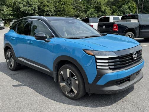 Arctic Ice Blue Metallic/Super Black 2025 Nissan Kicks SR
