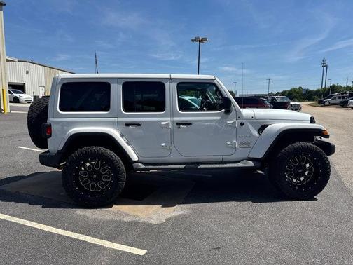 Bright White Clearcoat 2018 Jeep Wrangler Unlimited Sahara