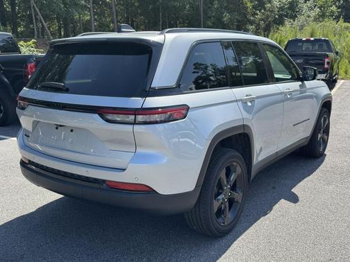 Silver Zynith 2025 Jeep Grand Cherokee Altitude