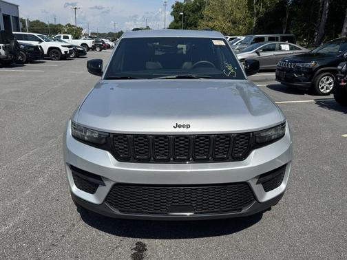 Silver Zynith 2025 Jeep Grand Cherokee Altitude