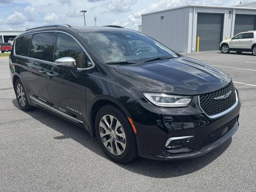 Diamond Black Crystal Pearlcoat 2024 Chrysler Pacifica L