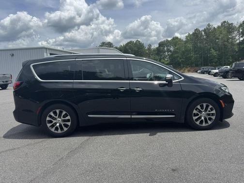 Diamond Black Crystal Pearlcoat 2024 Chrysler Pacifica L