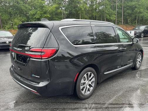 Diamond Black Crystal Pearlcoat 2024 Chrysler Pacifica L