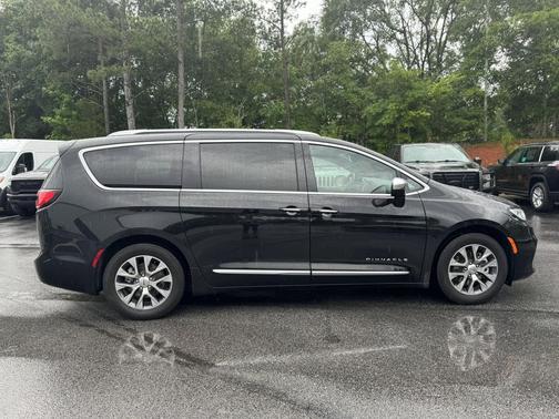 Diamond Black Crystal Pearlcoat 2024 Chrysler Pacifica L