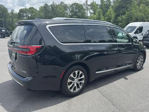 Diamond Black Crystal Pearlcoat 2024 Chrysler Pacifica L