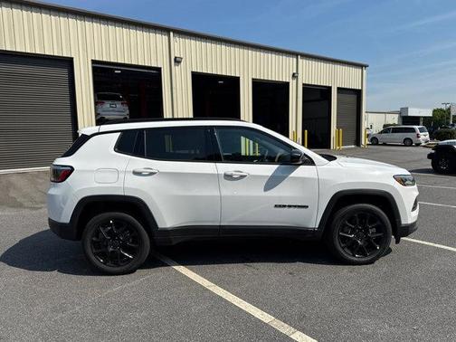 Bright White Clearcoat 2026 Jeep Compass Latitude
