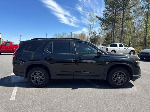 Crystal Black Pearl 2025 Honda Pilot TrailSport