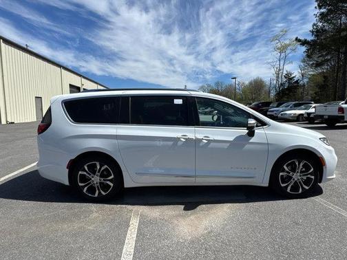 Bright White Clearcoat 2026 Chrysler Pacifica L