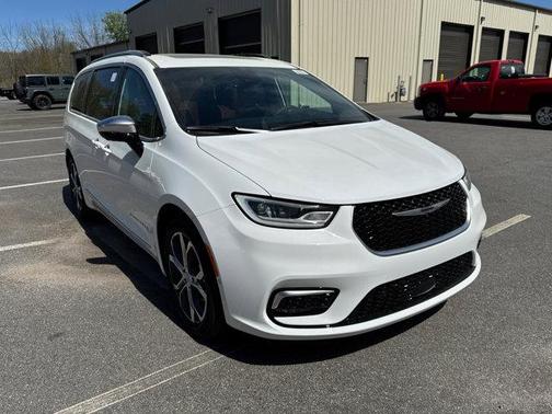 Bright White Clearcoat 2026 Chrysler Pacifica L