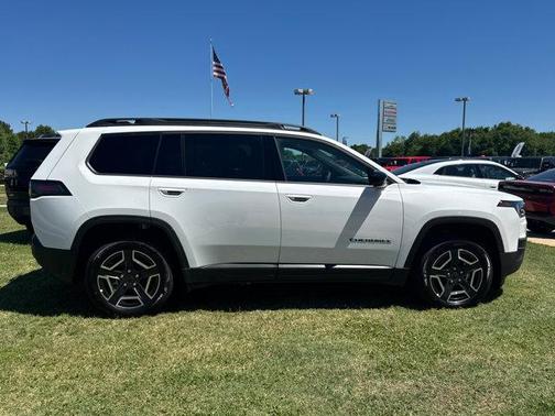 Bright White Clearcoat 2026 Jeep Cherokee Laredo
