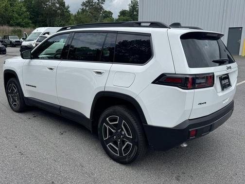 Bright White Clearcoat 2026 Jeep Cherokee Laredo