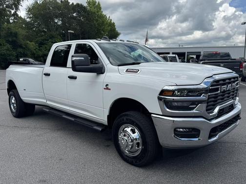 Bright White Clearcoat 2026 RAM 3500 Tradesman Crew Cab 4x4 8' Box
