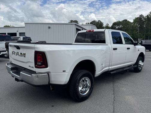 Bright White Clearcoat 2026 RAM 3500 Tradesman Crew Cab 4x4 8' Box