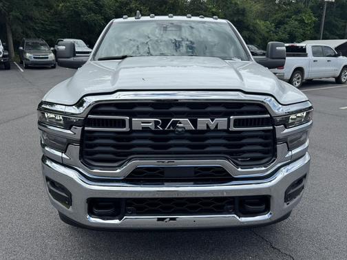 Bright White Clearcoat 2026 RAM 3500 Tradesman Crew Cab 4x4 8' Box
