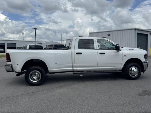 Bright White Clearcoat 2026 RAM 3500 Tradesman Crew Cab 4x4 8' Box