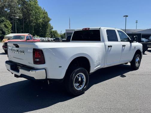 Bright White Clearcoat 2026 RAM 3500 Tradesman Crew Cab 4x4 8' Box