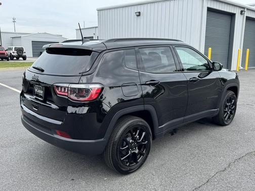 DIAMOND BLACK CRYSTAL P/C 2026 Jeep Compass Sport
