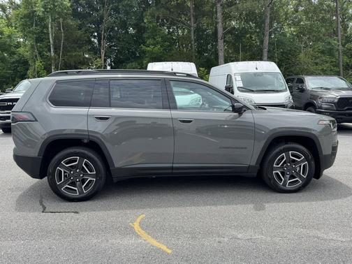 Sting-Gray Clearcoat 2026 Jeep Cherokee Laredo 4x4
