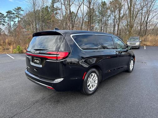 Diamond Black Crystal Pearlcoat 2026 Chrysler Pacifica L