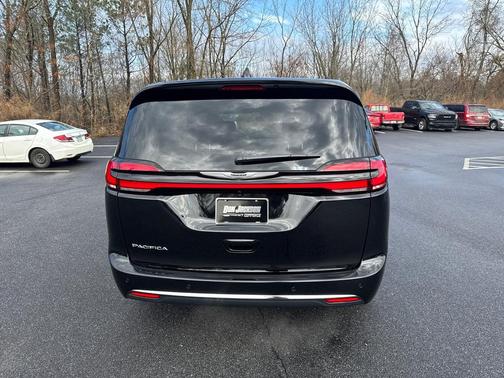 Diamond Black Crystal Pearlcoat 2026 Chrysler Pacifica L