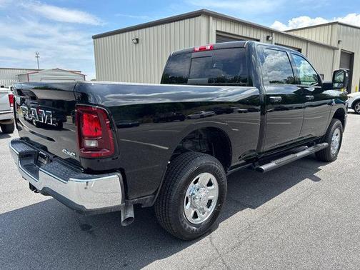 Diamond Black Crystal Pearlcoat 2026 RAM 2500 Tradesman Crew Cab 4x4 6'4' Box
