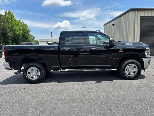 Diamond Black Crystal Pearlcoat 2026 RAM 2500 Tradesman Crew Cab 4x4 6'4' Box